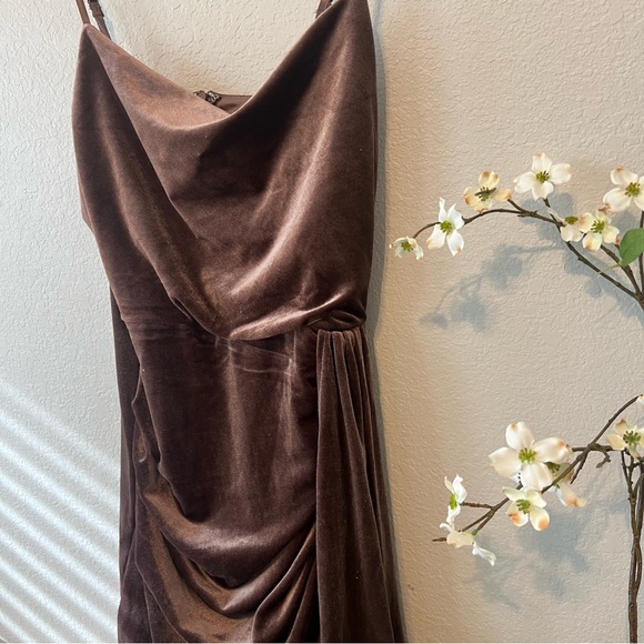NWT Lulu's Living it Luxe Taupe Velvet Tulip Mini Dress M - Picture 7 of 8
